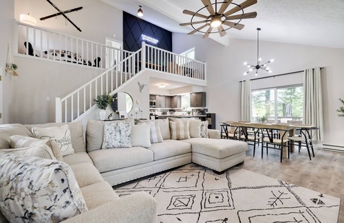 Tobyhanna Ski Chalet | Fire Pit* HOT TUB* PlayRoom*Fireplace*SmartTVS