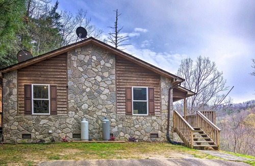 Marion Cottage | Fire Pit & Mtn Views: Charming Marion Cabin!