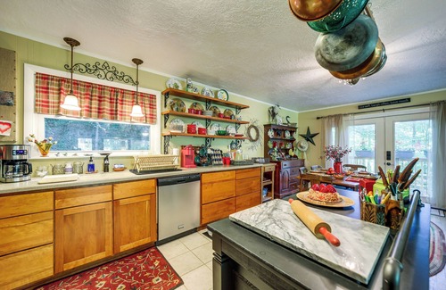 Sylva House | Fire Pit & Mtn Views: North Carolina Abode!