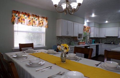 Farmington House | Fire TV, Movie Theater,n WiFi, Games, Full Kitchen