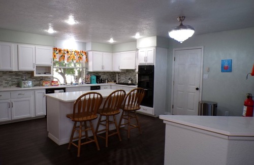 Farmington House | Fire TV, Movie Theater,n WiFi, Games, Full Kitchen
