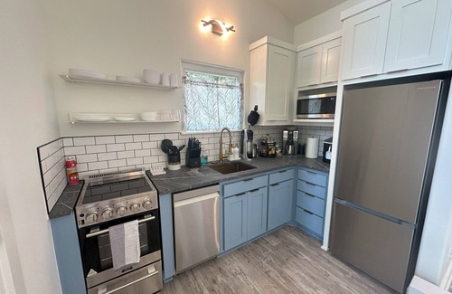 Eureka Springs Cabin | Firefly 2, luxury lakeside treehouse w/hot tub, BBQ, extra parking, boat put-in