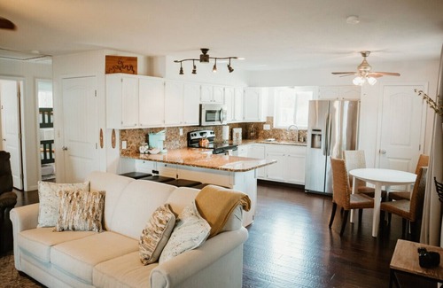 Jenkins House | Firefly Cottage - Escape to Serenity: 2-Bedroom Lake-View Retreat