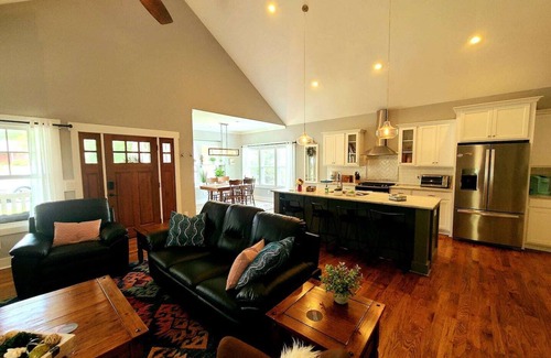 Southern Pines House | Firefly Cottage with Cozy Fire pit, porch swing & King bed in SouthernPines