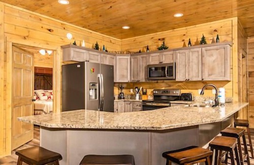 Pigeon Forge Resort | Firefly is a spacious, yet cozy, four-bedroom cabin in Bear Cove Falls.
