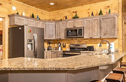 Pigeon Forge Resort | Firefly is a spacious, yet cozy, four-bedroom cabin in Bear Cove Falls.