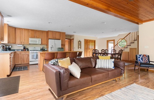 Mayfield Apartment | Firefly Lodge! Boardman River! Hot Tub! Woodstove!