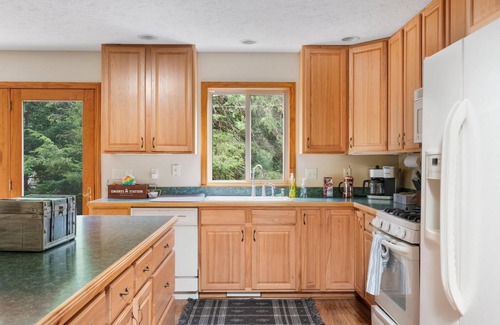 Mayfield Apartment | Firefly Lodge! Boardman River! Hot Tub! Woodstove!