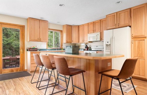 Mayfield Apartment | Firefly Lodge! Boardman River! Hot Tub! Woodstove!