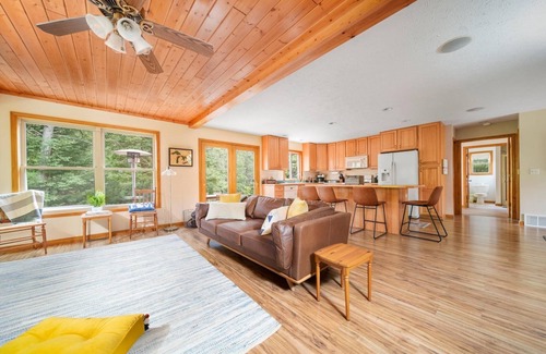 Mayfield Apartment | Firefly Lodge! Boardman River! Hot Tub! Woodstove!