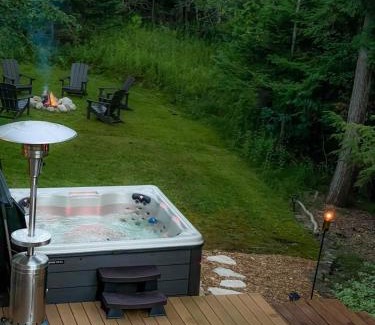 Mayfield House | Firefly Lodge! Boardman River! Hot Tub! Woodstove!