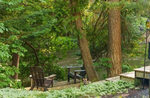 Mayfield House | Firefly Lodge! Boardman River! Hot Tub! Woodstove!
