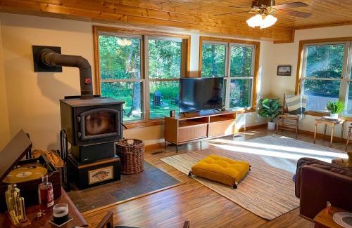 Mayfield House | Firefly Lodge! Boardman River! Hot Tub! Woodstove!