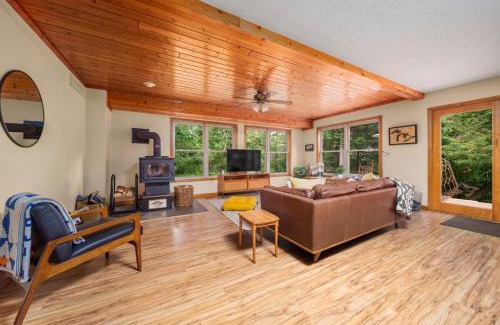 Mayfield House | Firefly Lodge! Boardman River! Hot Tub! Woodstove!