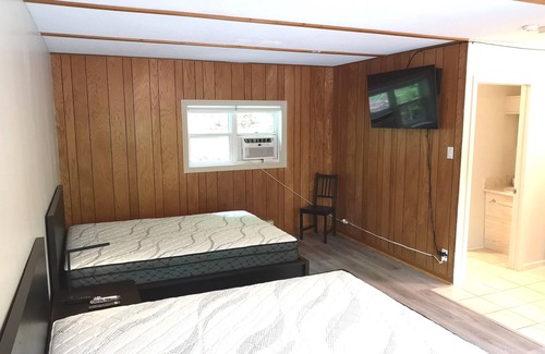 Dorset Cabin | Firehouse lodge Walk out Deck room 5. On 8 Acres, 10 min Walk To The Lake