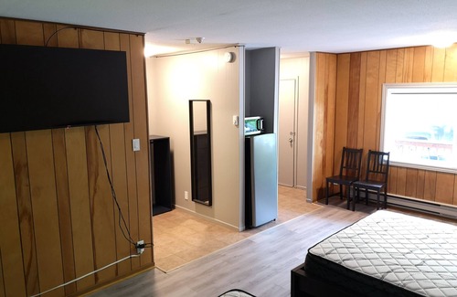 Dorset Cabin | Firehouse lodge Walk out Deck room 5. On 8 Acres, 10 min Walk To The Lake