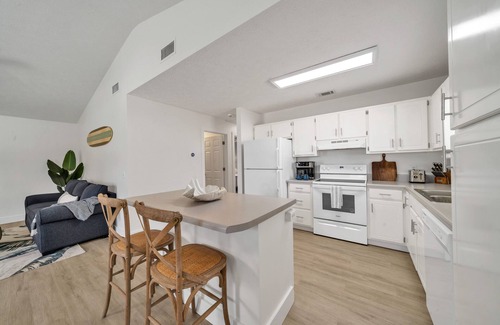 Fort Bay House | Firepit/BBQ/Games! Walk/Bike to Beach! Sleeps 6