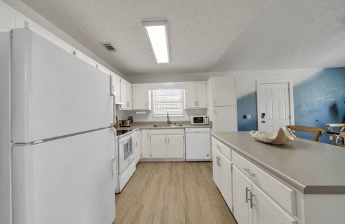 Fort Bay House | Firepit/BBQ/Games! Walk/Bike to Beach! Sleeps 6