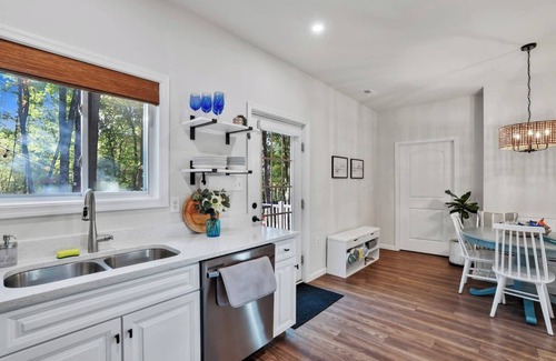 Millville House | Firepit BBQ Hot Tub King Full Kitchen SmartTV Pets