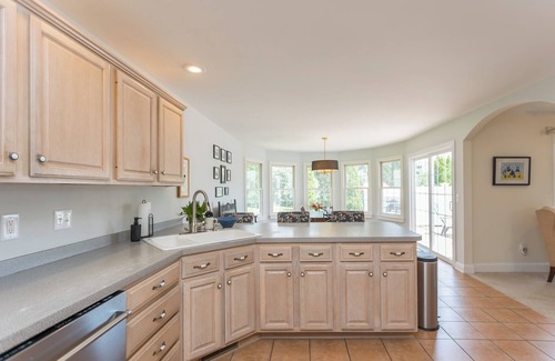 Keezletown House | Firepit, fireplace, jetted tub + more! Close to JMU, Massanutten + Shenandoah!