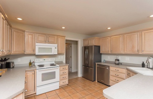 Keezletown House | Firepit, ping pong, jetted tub, and more! Minutes to JMU, Massanutten + SNP!