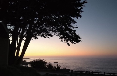 Pacific Grove Cabin | Fireplace/1800rope QUEENBED/desk/highboy dresser/clawfoot tub/shower