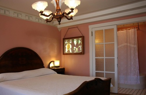 Pacific Grove Cabin | Fireplace/Art Nouveau 4 piece mahogany KINGBED set/captains round table/tub/show