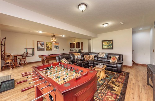 McHenry House | Fireplace Deck, Game Room & Mountain Vibes
