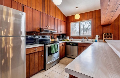 Manchester House | Fireplace, deck, pool, tennis, sauna, double height ceilings, Dogs welcome, views!