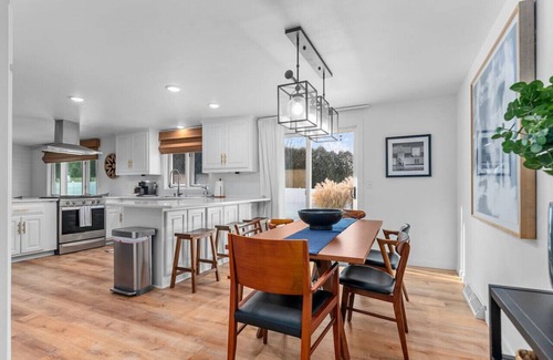 Hobart House | Fireplace|Garage|Pets|King Bed!