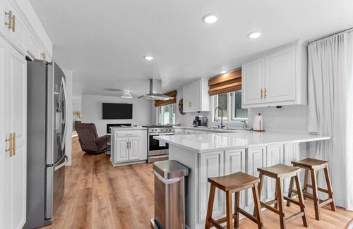 Hobart House | Fireplace|Garage|Pets|King Bed!