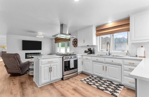 Hobart House | Fireplace|Garage|Pets|King Bed!