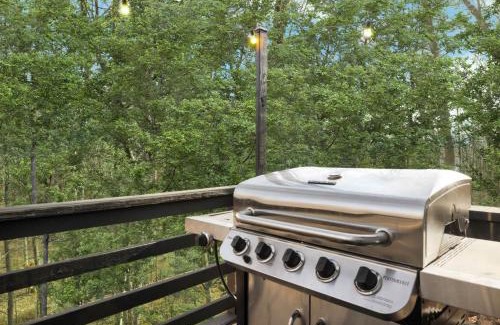 Mount Jackson House | Fireplace Grill Games & Dogs near Bryce Resort