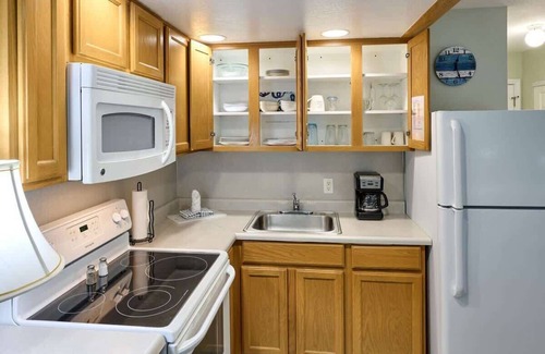 Logsden Condo | Fireplace Studio - Ground Level - Beach Access - Pool & Hot Tub!
