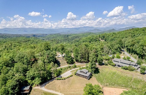 Bryson City Apartment | Fireplace Suites