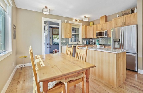Oroville House | Firerock Couples cottage - Charming w/huge beach!