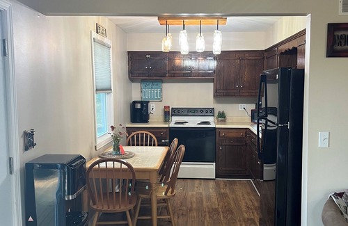 Deepwater House | Fireside Cabin – a cozy retreat at Truman Lake – relax and unwind! Pet friendly!