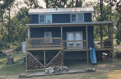 Deepwater House | Fireside Cabin – a cozy retreat at Truman Lake – relax and unwind! Pet friendly!
