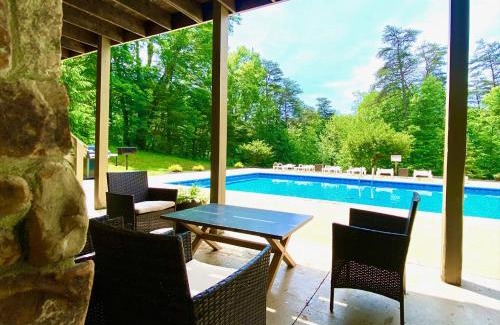 Logan House | Fireside Lodge - by The Chalets