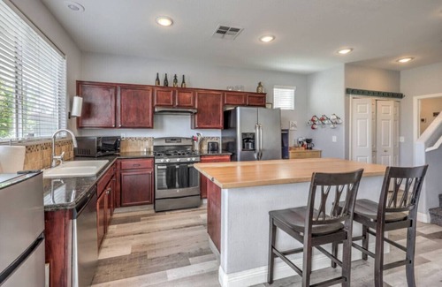 Rhodes Ranch House | Firewood | 15 min to Strip, Full Kitchen, King Bed