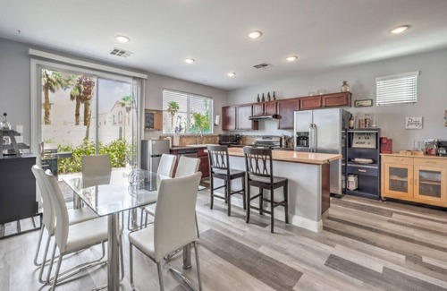 Rhodes Ranch House | Firewood | 15 min to Strip, Full Kitchen, King Bed