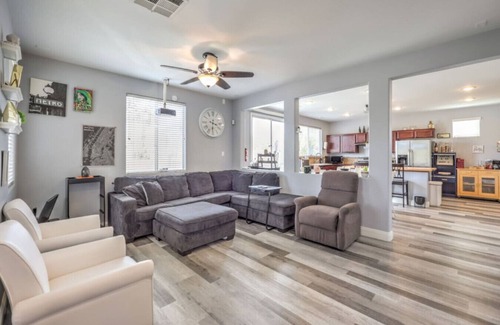 Rhodes Ranch House | Firewood | 15 min to Strip, Full Kitchen, King Bed