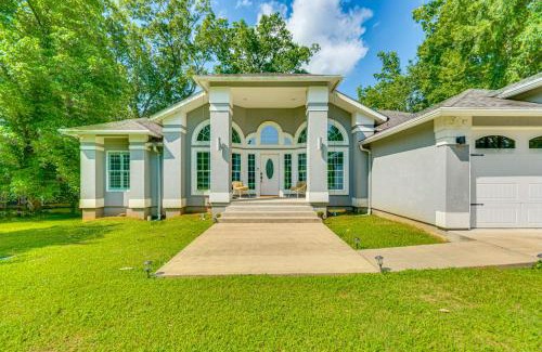 Heber Springs House | Firplace and Deck Riverfront Heber Springs Home
