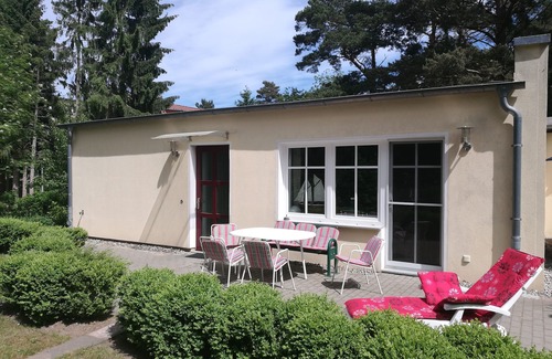 Riemserort House | First floor apartment by the water with terrace, carport parking space and WLAN