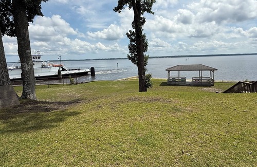 Minnesott Beach Condo | First floor 2-bedroom condo in Minnesott Beach, NC. Pool and Neuse River
