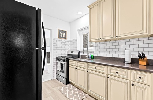 Hazel Park Apartment | First floor apartment conveniently located near Ferndale and Expressways