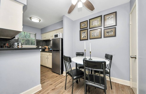 Greenway Plaza-Upper Kirby Apartment | First Floor City Sanctuary