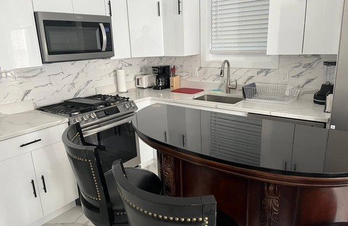 Constable Hook Apartment | First Floor Modern and Cozy 2 Min Away from Staten Island 3-bedroom 2 Bathroom