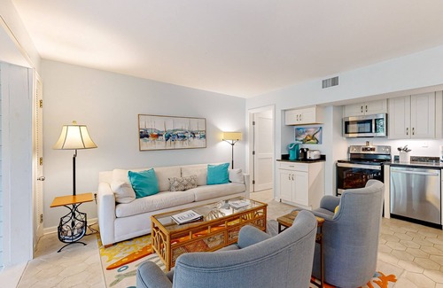 West Beach Village Villa | First floor ocean area condo with sunroom/Free WiFi - close to the beach/park