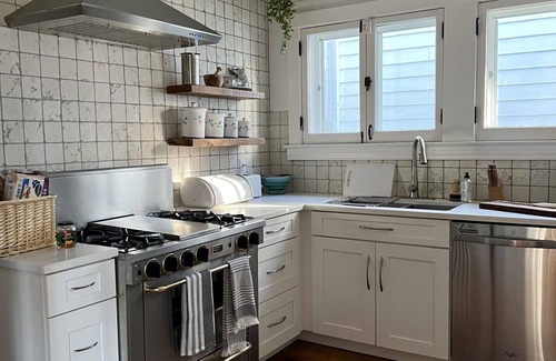 Oak Park Apartment | First floor of Historic Oak Park Villa, Grge:2Cars